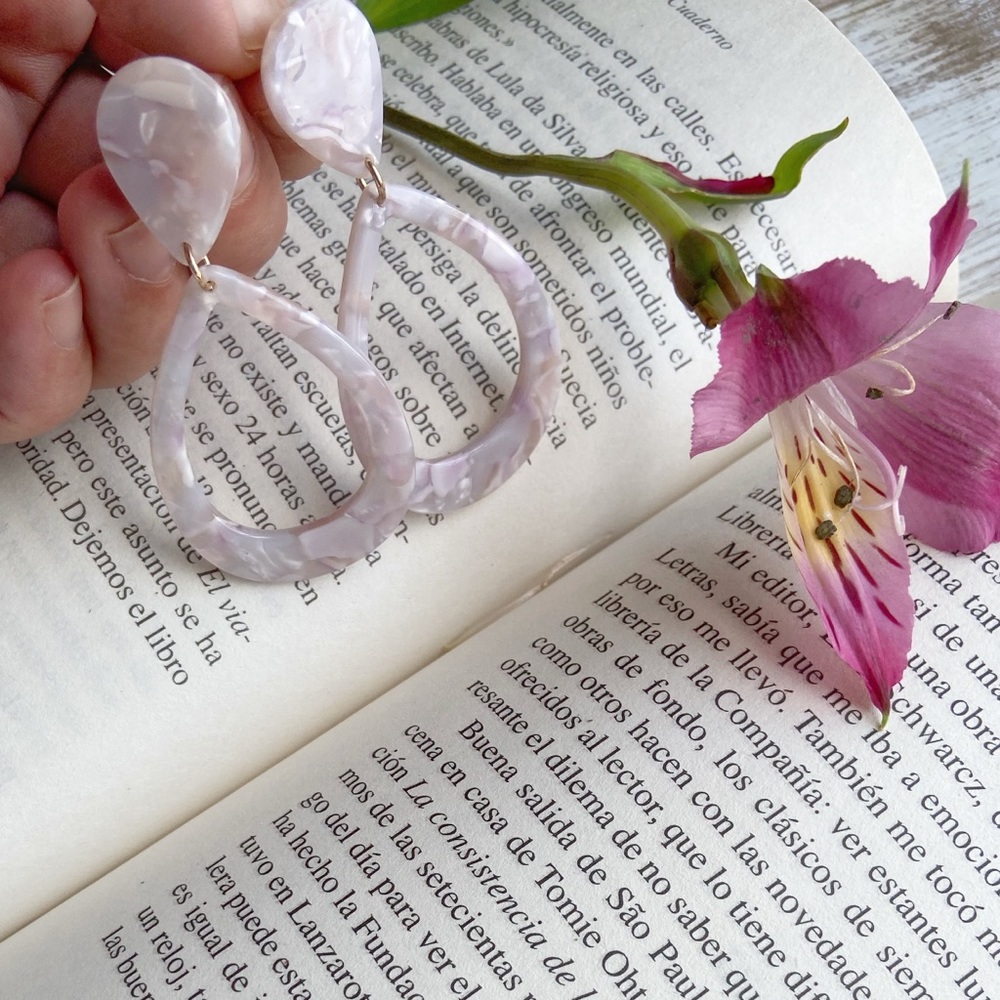 WHITE TORTOISE ACRYLIC DROP HOOP EARRINGS SET - Picture 2 of 4